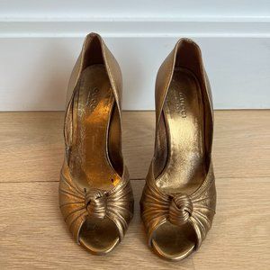 Gucci Metallic Gold Leather Knotted Peep Toe Pumps Size 5.5 B